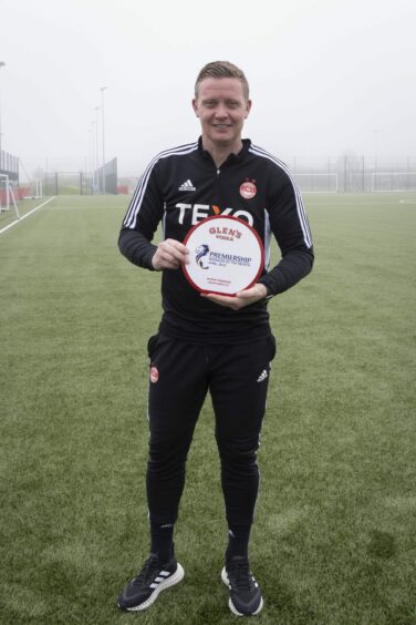 Aberdeen boss Barry Robson with his Scottish Premiership Glen's manager of the month award for April 2023.