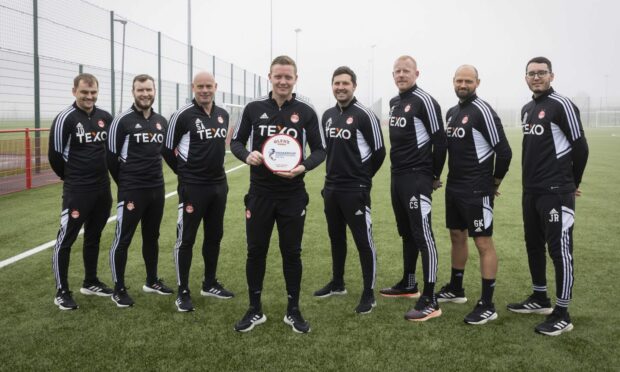 Aberdeen boss Barry Robson and his backroom staff after he was named Scottish Premiership Glen's manager of the month for April 2023. Image: 3x1.com