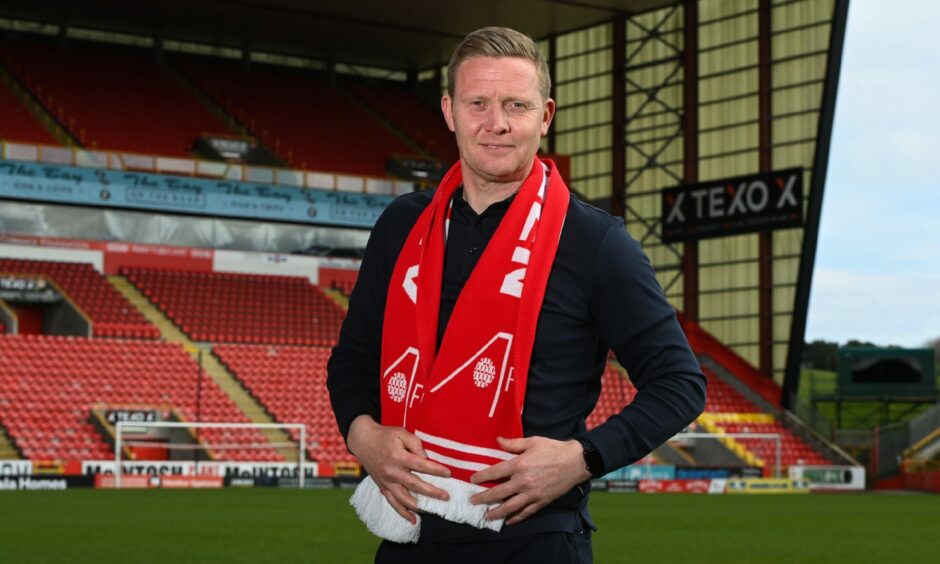 Aberdeen manager Barry Robson at Pittodrie wearing an Aberdeen scarf