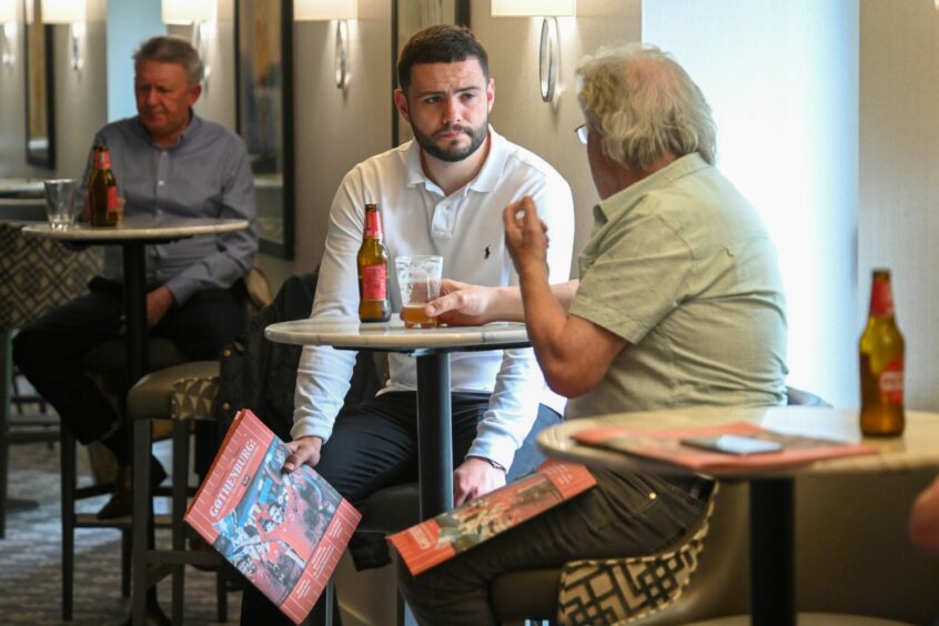 Subscribers with their souvenir Gothenburg publications in the bar area.