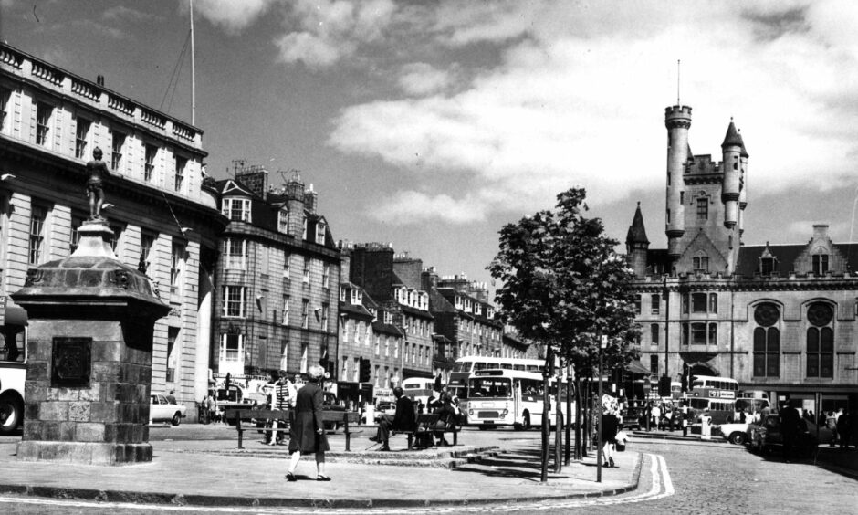 Castlegate was part of busy bus routes when traffic could still drive right through the area in 1973. Image: DC Thomson. ABERDEEN JOURNALS Ltd. 7.6.1973.