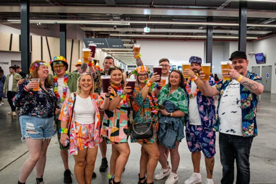 Fans with pints ready to watch the darts. Image: Wullie Marr / DC Thomson