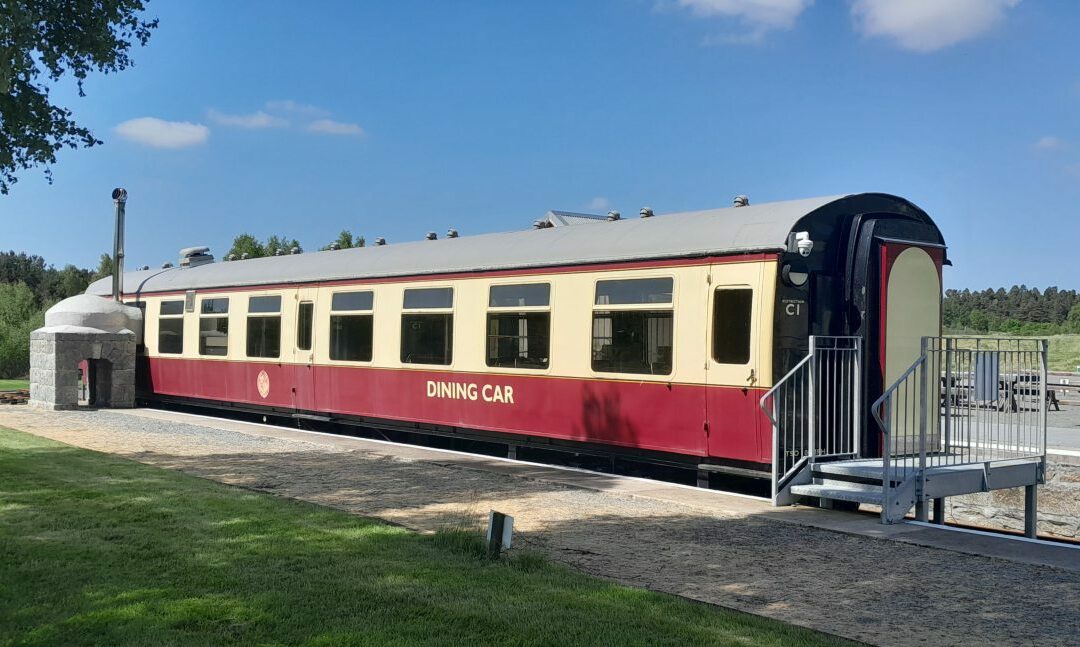 Red and beige railway carriage labelled "dining car".