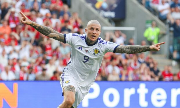 Lyndon Dykes celebrates after making it 1-1 against Norway. Image: SNS