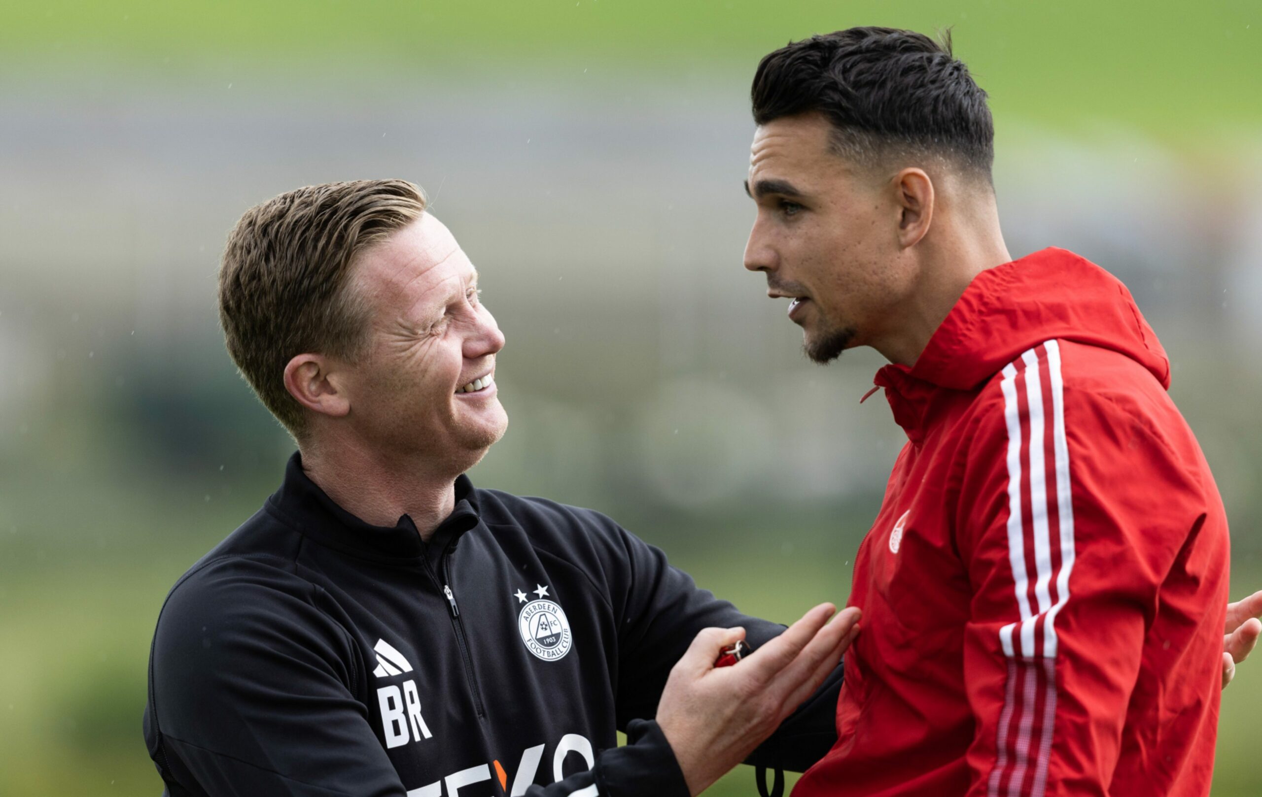 Aberdeen boss Barry Robson (L) and Kelle Roos during a training session at Cormack Park. Image: SNS 