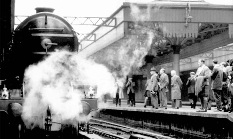 A black and white photo from 1964 of the Flying Scotsman at Aberdeen station