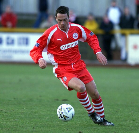 Robbie Winters in Aberdeen's final Puma home offering, which they had for one season: 2000/01.