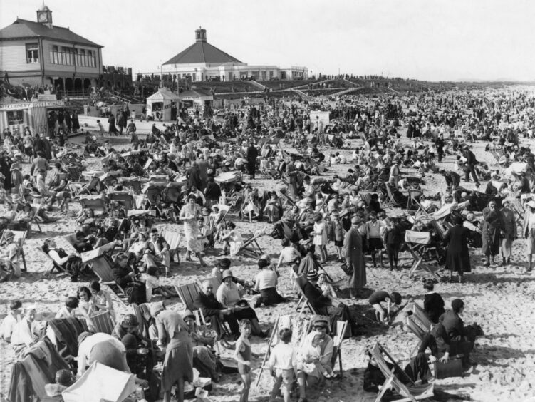 Crowds at Aberdeen beach in 1932.