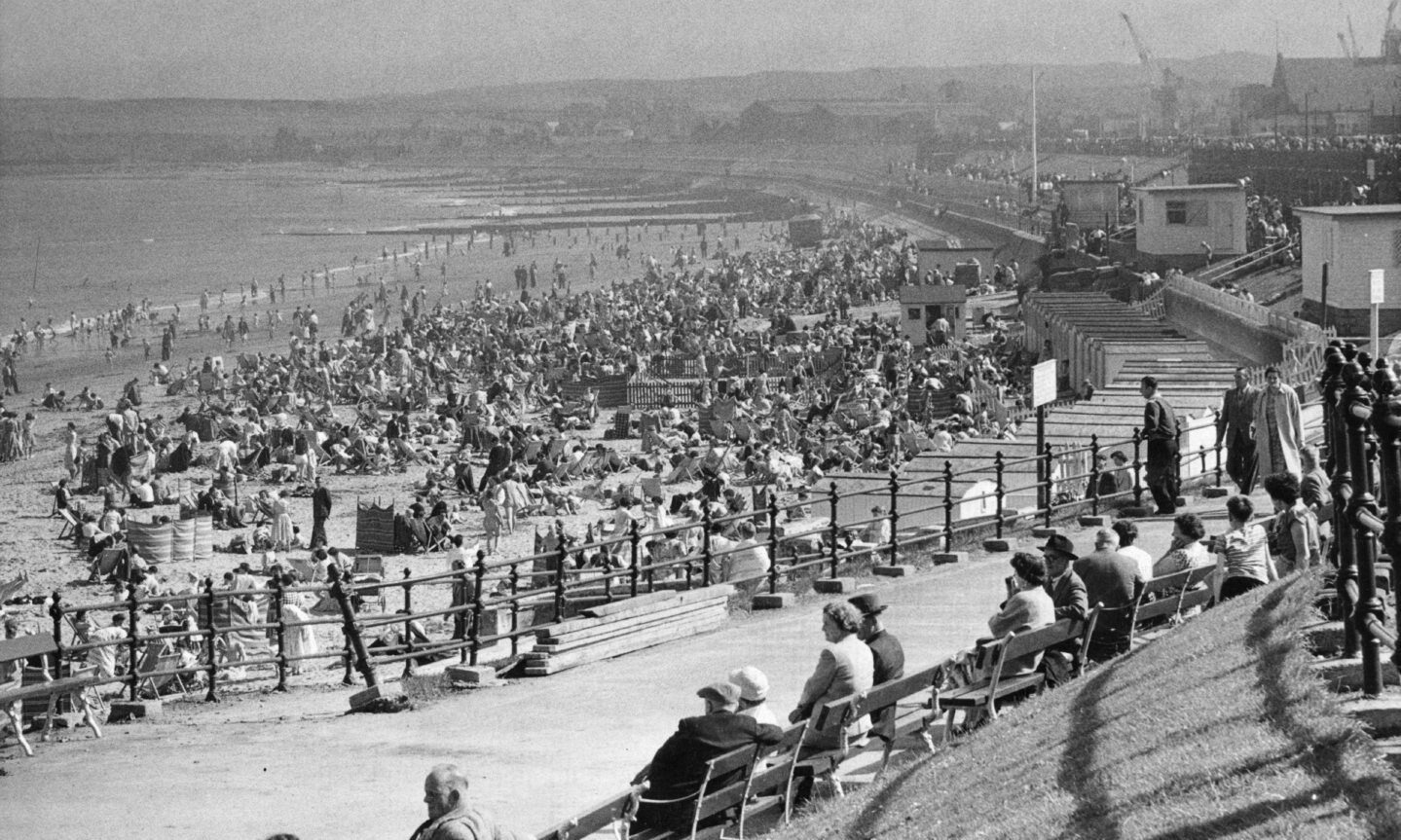 A black and white photo of a view along the sands of Aberdeen Beach in 1958