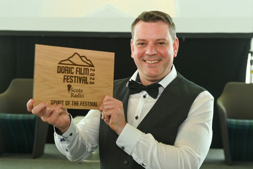 Aaron Gale holds up his Spirit O' the Festival prize. 