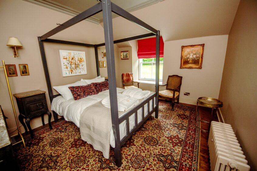 Who doesn't love a four poster bed