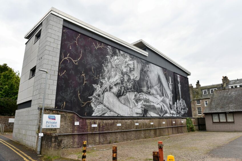 Artwork by SNIK on the side of an Aberdeen building for Nuart 2023.