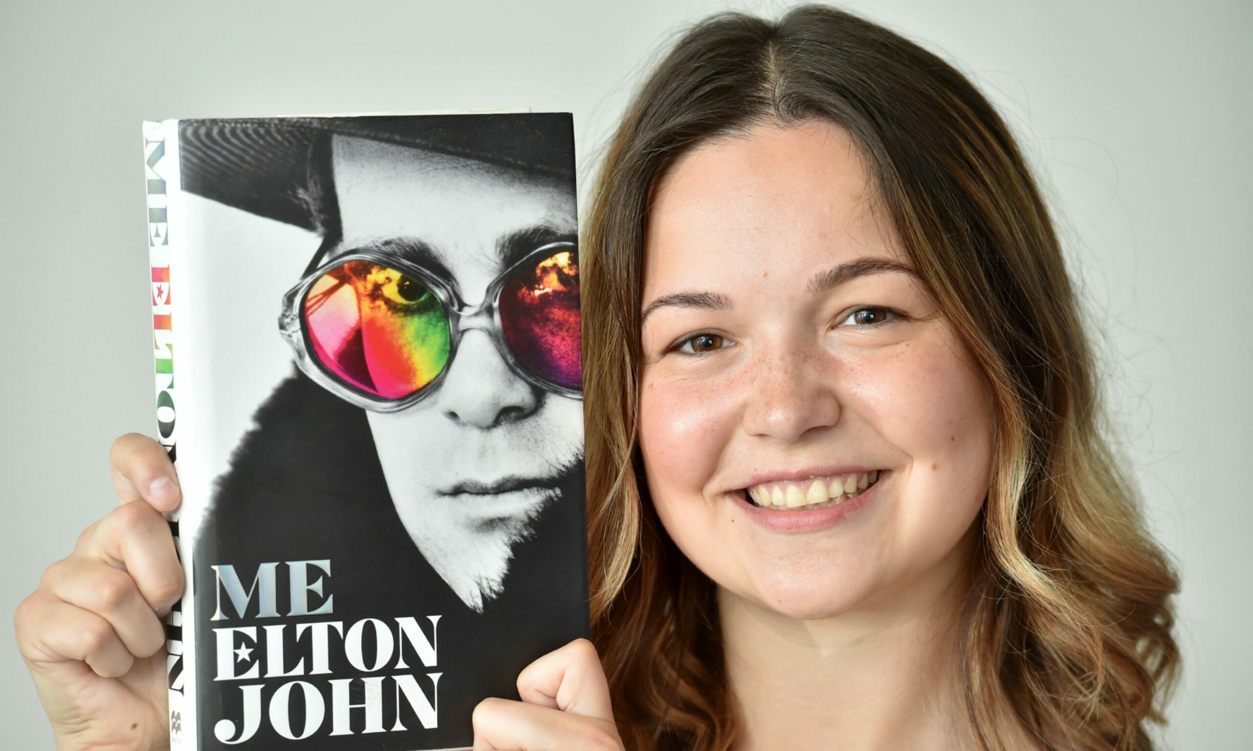 Elton John superfan wrote a book during wait for Aberdeen show - Vimarsana News