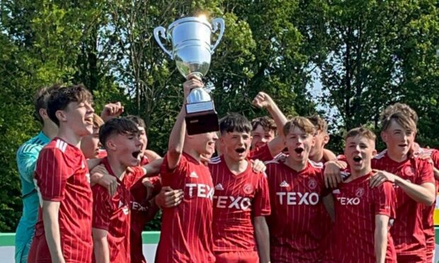 Aberdeen's U15's raise the trophy after winning the final. Image: Supplied by Aberdeen FC