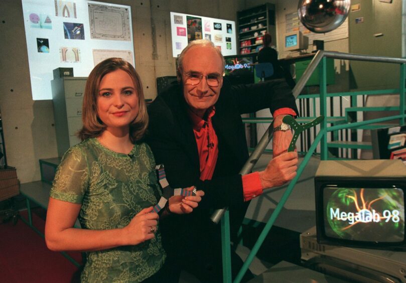 Peter Snow and Philippa Forrester in an episode of Tomorrow's World from 1998.