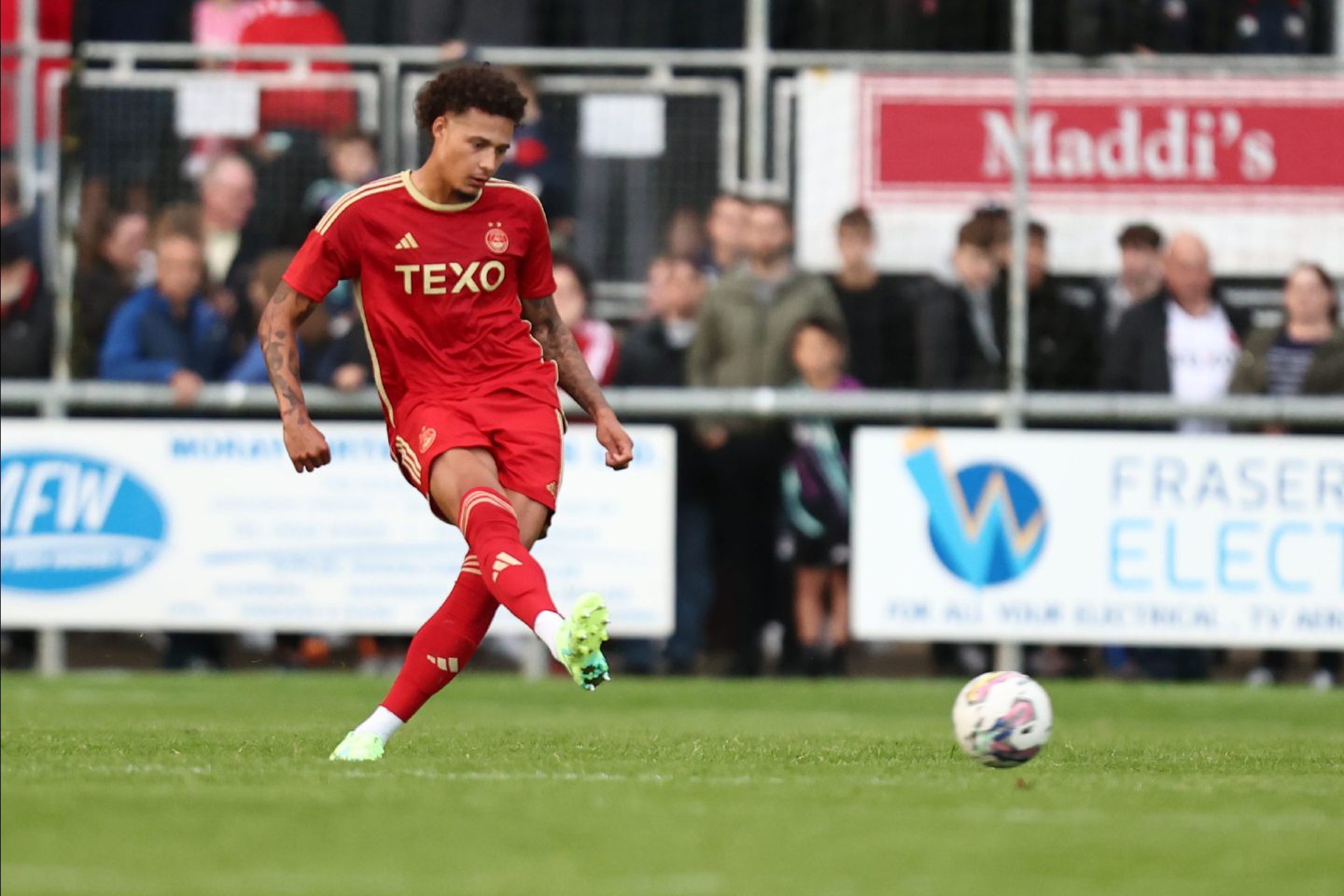 Rhys Williams playing a pass for Aberdeen in the pre-season friendly against Turriff United. Image: Shutterstock.