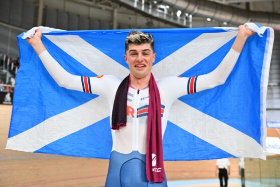 Fin Graham celebrates his victory in the men's C3 individual pursuit final at the 2023 UCI Cycling World Championships. Image: Shutterstock.
