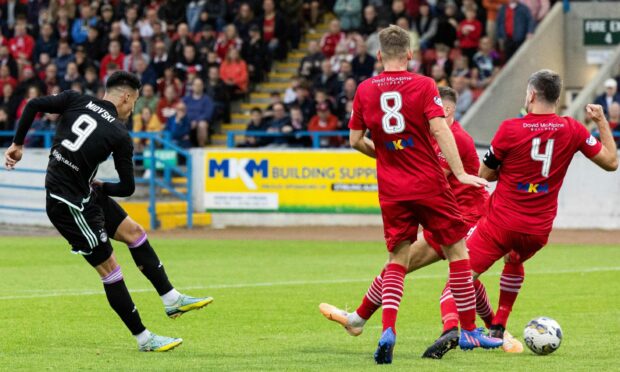 Aberdeen's Bojan Miovski scores to put 1-0 up against Stirling Albion. Image: SNS.