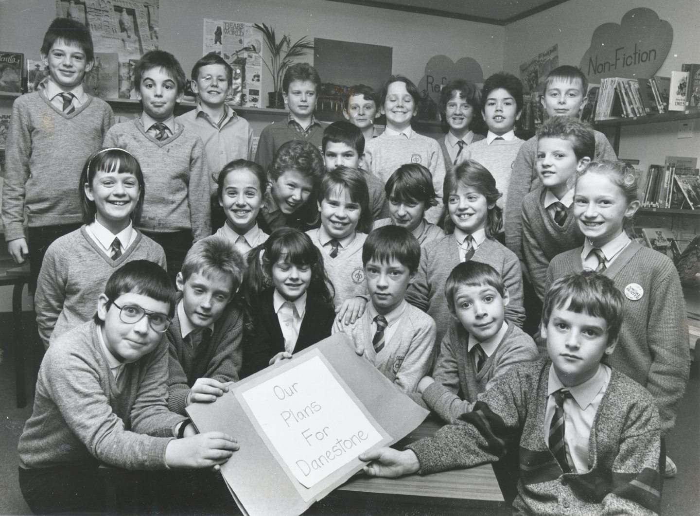 Class of primary 6/7 students in 1987.