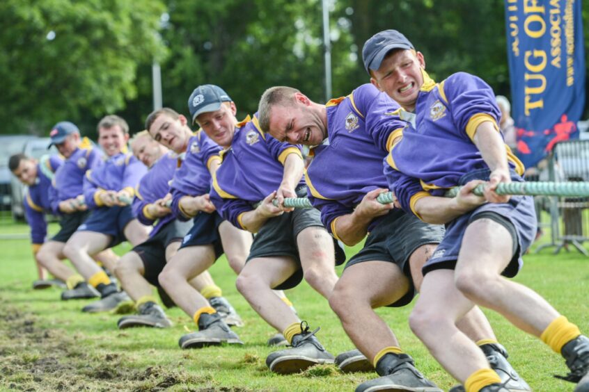 Ayrshire players pulling the rope.