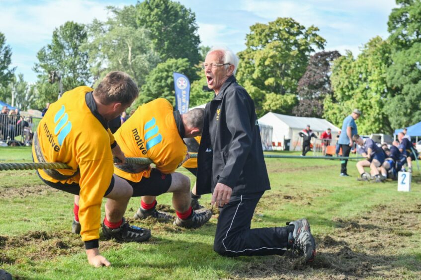 Cornhill men pull the rope.