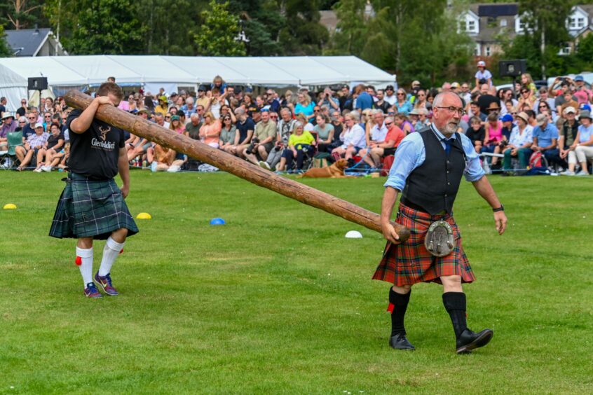 The caber toss at Ballater Highland Games 2023