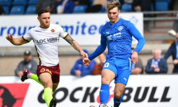 Peterhead's Kieran Shanks get away from Stenhousemuir's Ross Meechan in the sides' League Two clash. Image: Duncan Brown.