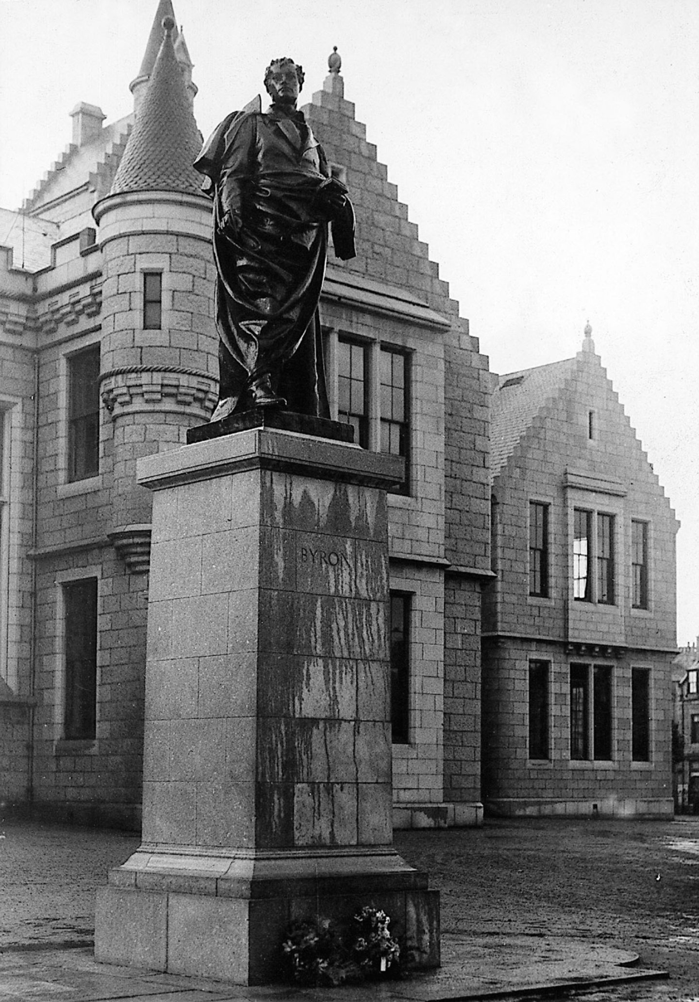 The statue of Lord Byron at Aberdeen Grammar School in June 1939. 