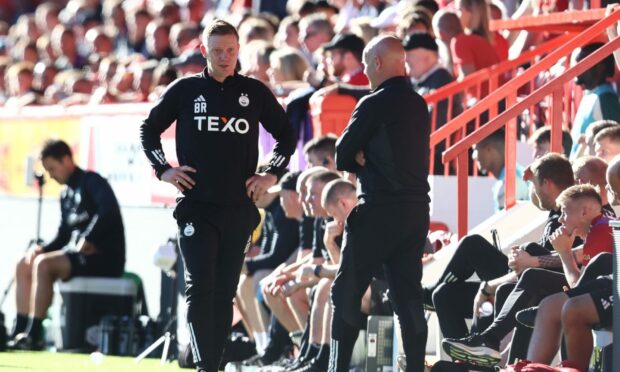 Aberdeen manager Barry Robson during the defeat to Hibernian. Image: Shutterstock.