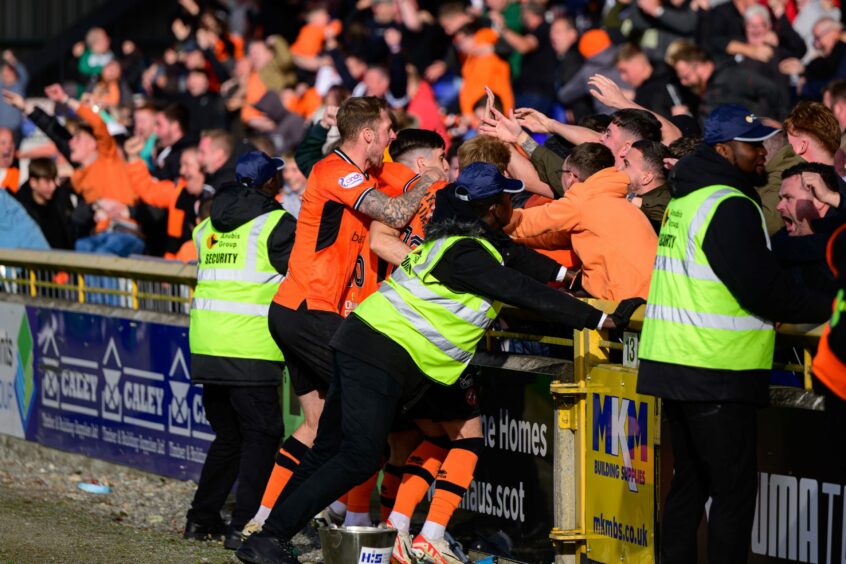 Dundee United celebrate their late winner against Caley Thistle.