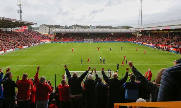 Aberdeen fans celebrate as the Dons go 4-0 up against Ross County. Image: Shutterstock.