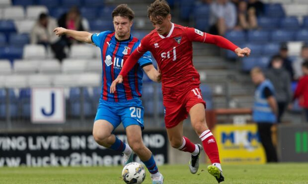 Morgan Boyes keeps tabs on Dunfermline's Lewis McCann. Image: SNS