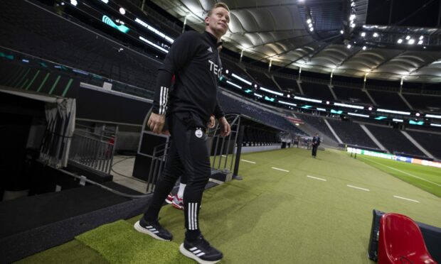 Aberdeen manager Barry Robson at Deutsche Bank Park, on September 20, 2023, in Frankfurt, Germany. Image: SNS.