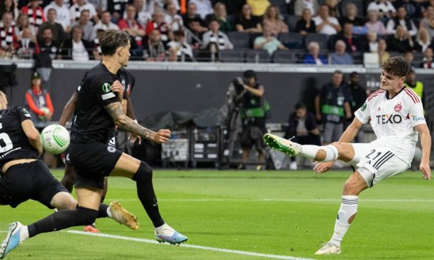 Aberdeen's Dante Polvara scores to make it 1-1 against Eintracht Frankfurt. Image: SNS.