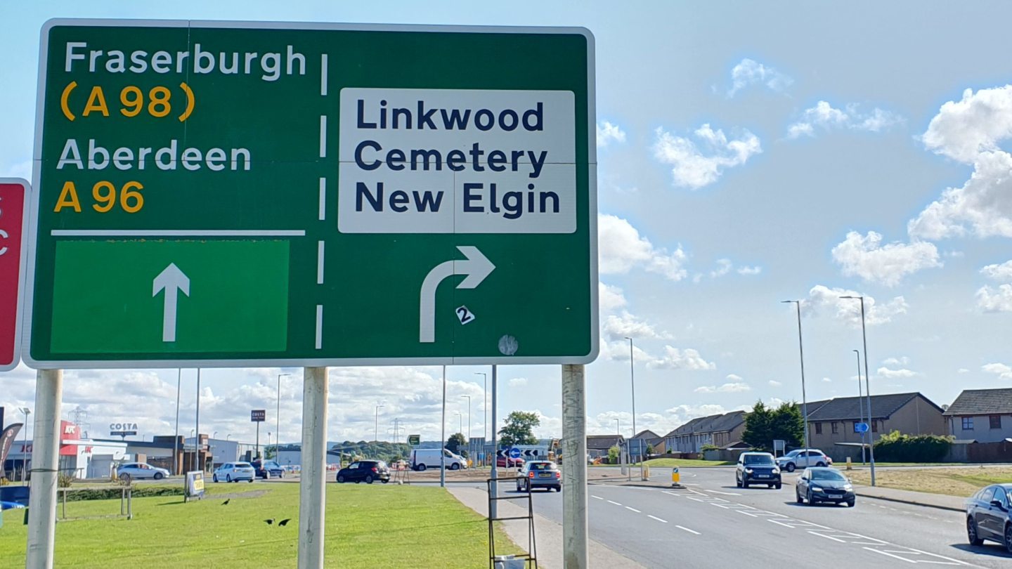 Sign showing straight on for A96 and Aberdeen and right for New Elgin. 