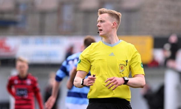Evening Express / Press and Journal
CR0041979
Story by Callum Law
Bellslea Park, Fraserburgh
GPH Builders Merchant Highland League Cup Final
Banks O' Dee v Inverurie Loco Works
Pictured is referee Duncan Nicolson
Saturday 8th April 2023
Darrell Benns/DC Thomson