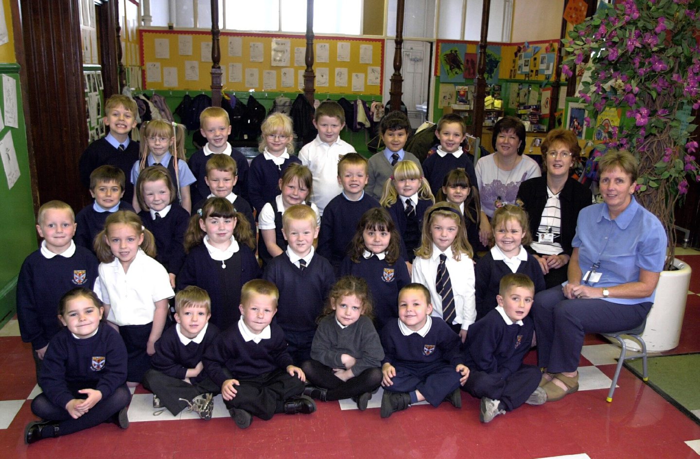 Walker Road School primary 1 room 2 pupils with teacher Maureen Fraser, French teacher Sylvie Grigas, and class assistant Barbara Massie in 2002.