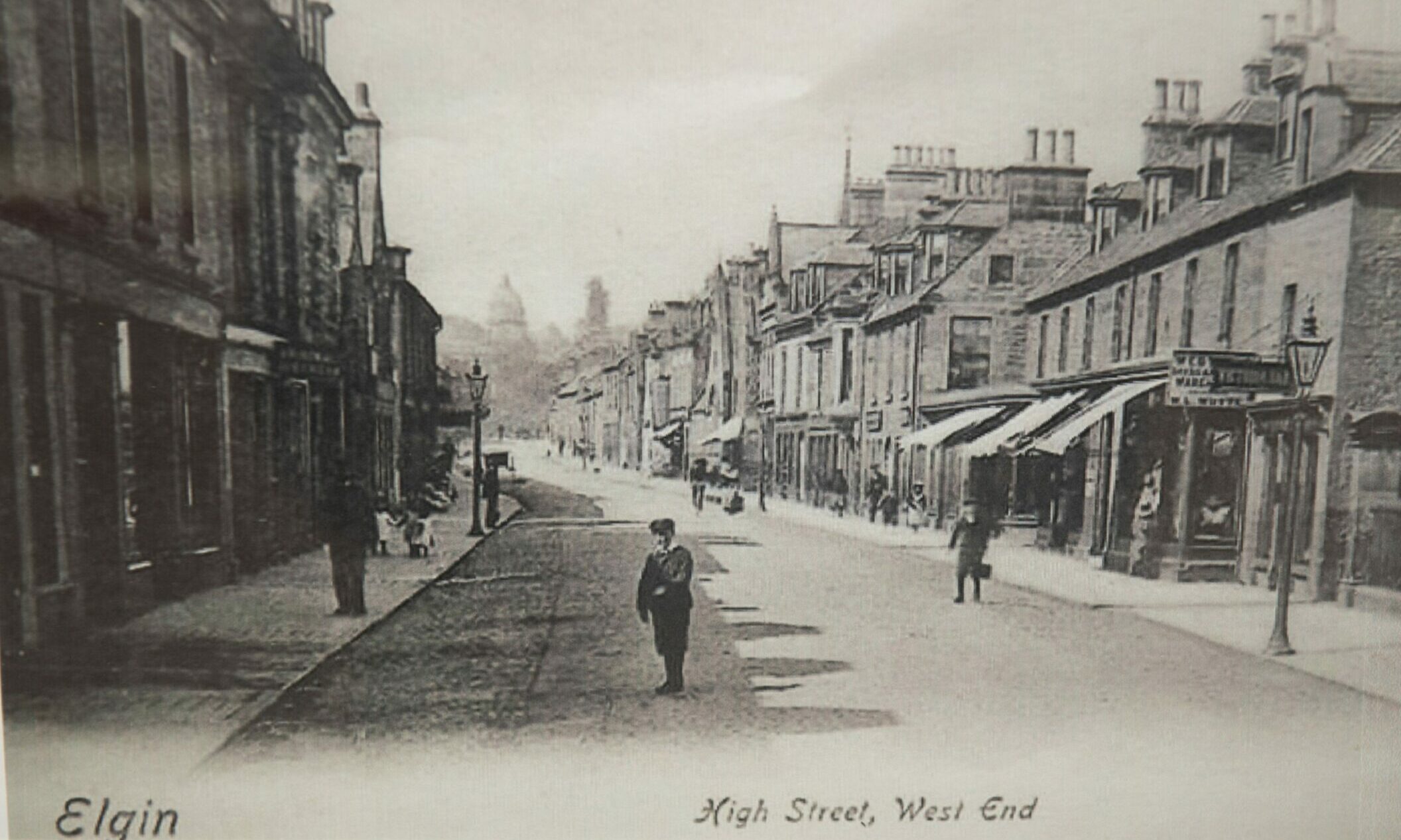 Black and white photo of Elgin High Street looking towards Dr Gray's Hospital. 