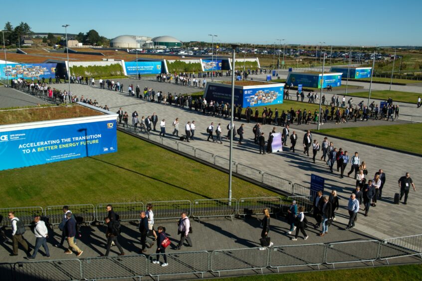 There were lonq queues to get into OE on its return to Aberdeen after a four-year absence. 