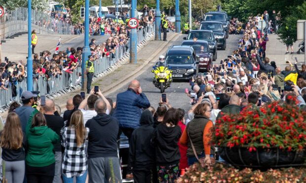 Mourners watch as the Queen's cortege travels over the King George VI Bridge, Aberdeen. Image: Kath Flannery/DC Thomson.