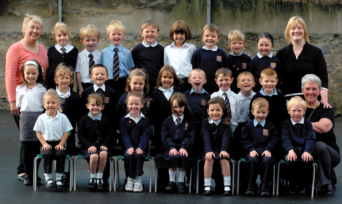  Teachers Sandra Thomson, Lynsey Metcalfe and classroom assistant Mrs Pam Porter, sitting, with new P1s in 2004.