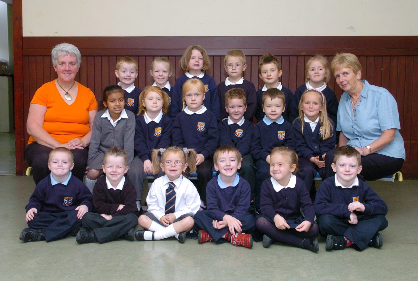 Pupil Support Assistant Pam Porter with teacher Maureen Fraser and their new P1 class in 2007.