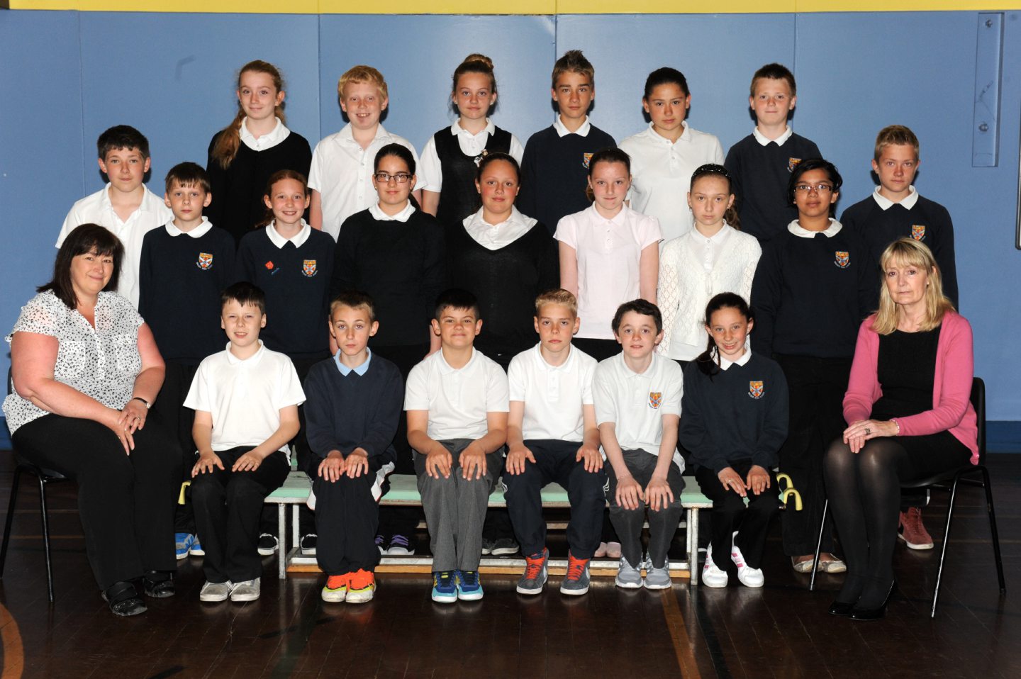 Assistant Alison Forsyth, left, and teacher Marilyn Beattie with their P7 leavers in 2013.
