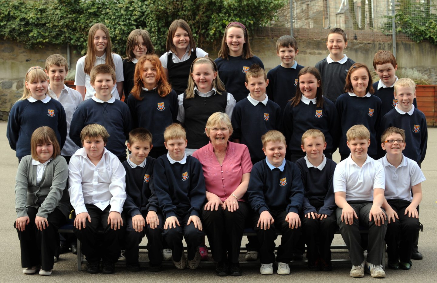  Teacher Frances Merson with her P7 leavers in 2009.