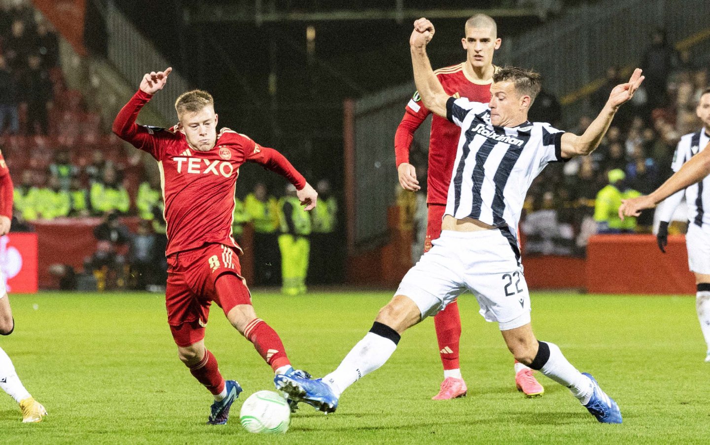 Aberdeen's Connor Barron (L) and PAOK's Stefan Schwab in action. Image: SNS.