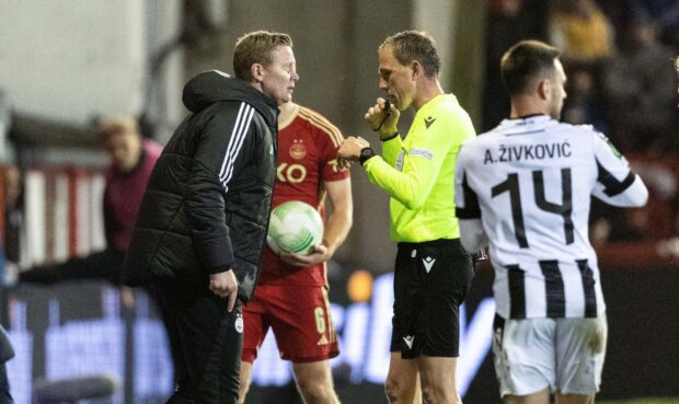 Aberdeen manager Barry Robson complains to referee Sebastian Gishamer during the Europa Conference League loss to PAOK. at Pittodrie. Image: SNS.