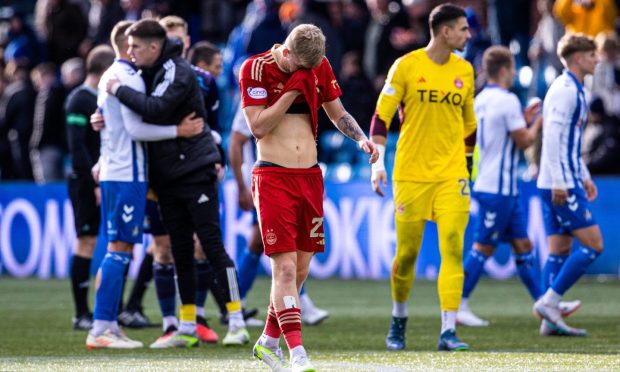 Aberdeen's Ryan Duncan looks dejected at full-time after losing 2-0 at Kilmarnock. Image: SNS.