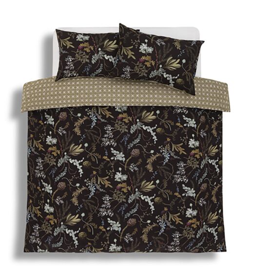 Autumnal duvet set featuring brown foliage on a black background.