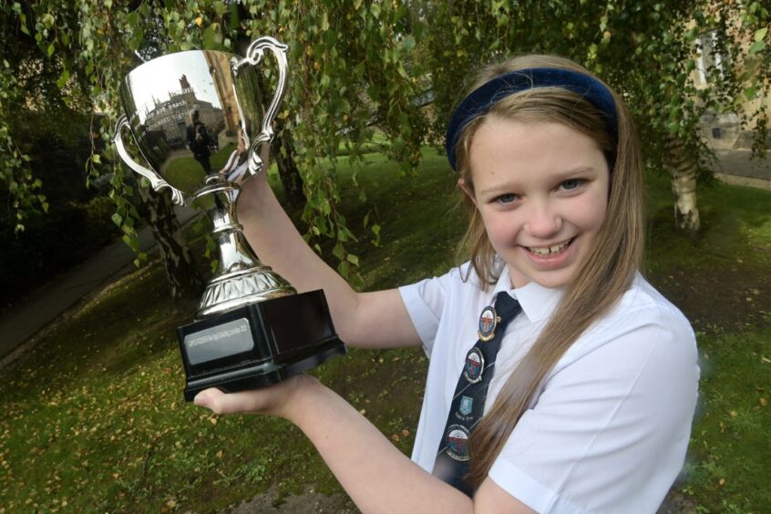 Aibhlin McGregor-Beaton holding her trophy.