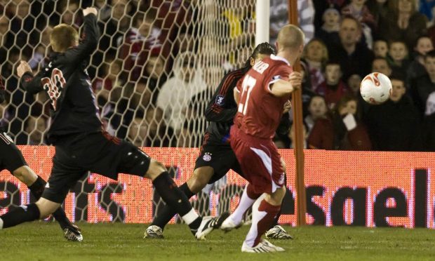 Josh Walker (centre) rifles Aberdeen into a shock first half lead against Bayern Munich in 2008, with his first - and only - goal for the club. Image: SNS.